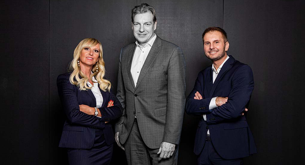 Geschäftsführung der scs supply chain solutions gmbh: Oksana Gette und Bartosz Pawlisz, in trauriger Erinnerung an Dirk Landwehr, † 15.12.2025